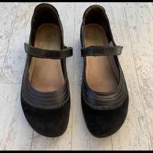 Naot Kirei Black Suede 39 8 Shoes Mary Janes
